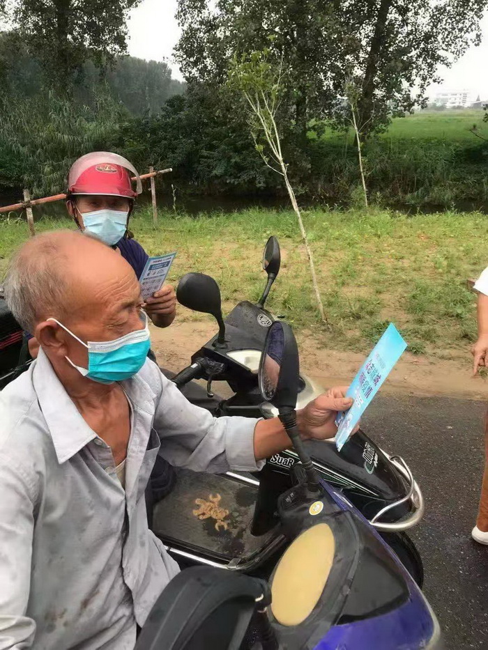 发放折页科普宣传手册
