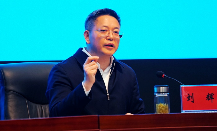 ��ί��������Գ�ϯ���鲢����